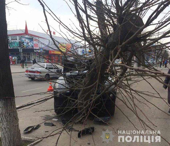 ДТП у Лубнах: позашляховик врізався у дерево