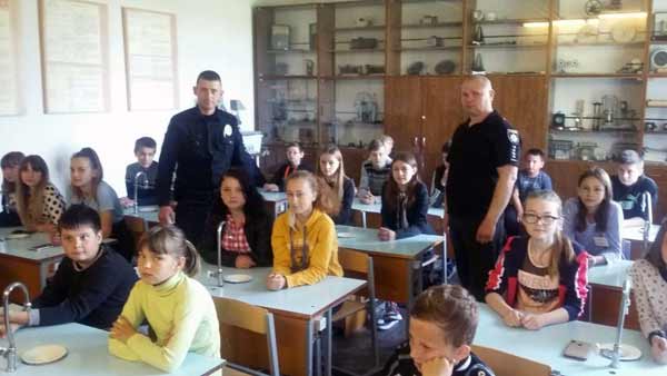 Гребінківські поліцейські провели школярам лекцію
