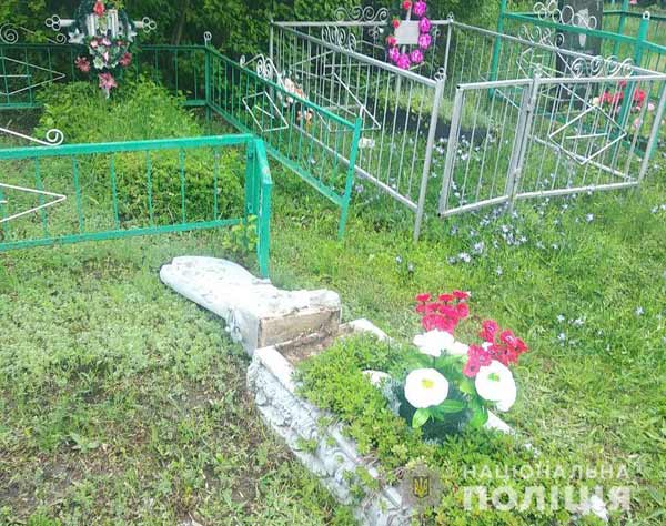 На Полтавщині неповнолітні пошкодили понад 20 надмогильних пам’ятників