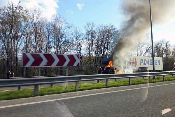 На Полтавщині згоріла вантажівка з молокопродуктами