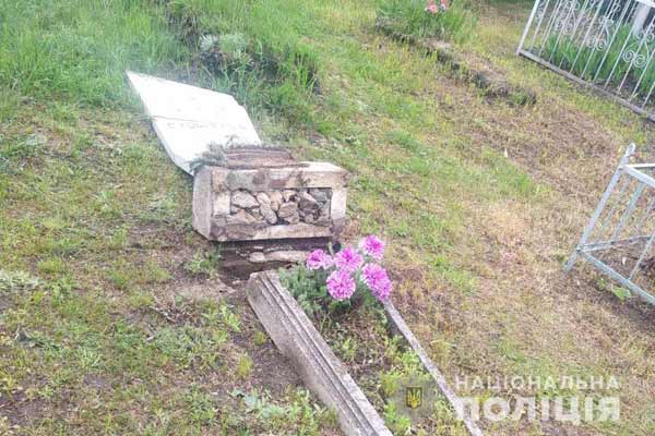 На Полтавщині неповнолітні пошкодили понад 20 надмогильних пам’ятників