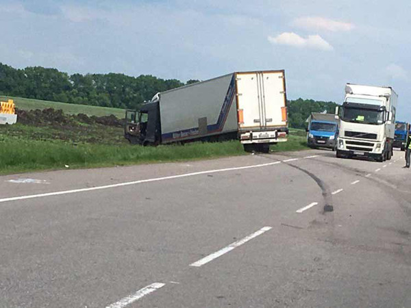 На Полтавщині вантажівка «DAF» врізалася у легковий автомобіль