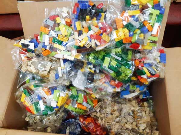 Першокласники Гребінки отримали набори LEGO