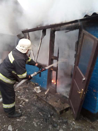 На Гребінківщині рятувальники ліквідували пожежу у літній кухні