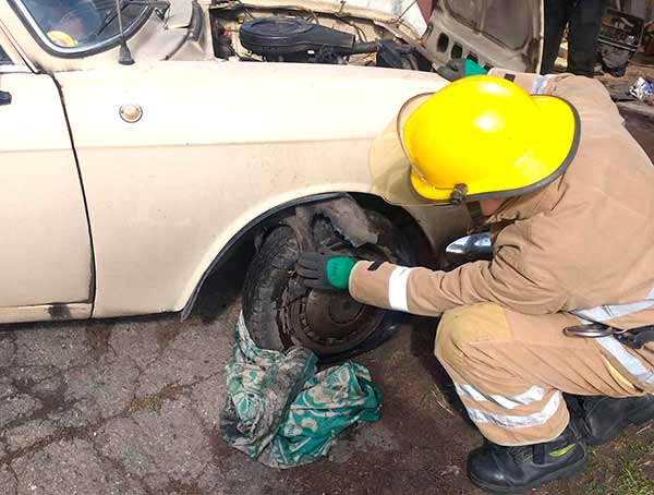 У Пирятині під час гасіння пожежі в автомобілі врятовано власника