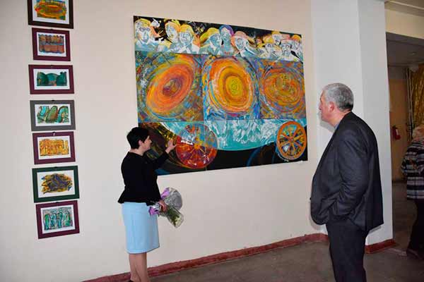 Виставка робіт львівського художника „Семіотика барв“ вразила пирятинц