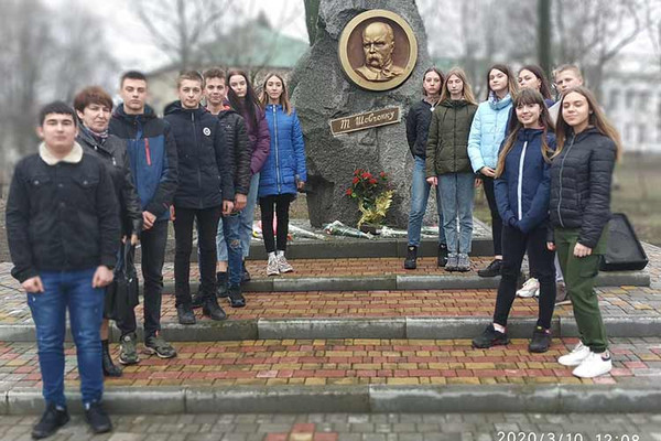 У Гребінці поклали квіти до пам'ятника Тарасу Шевченко