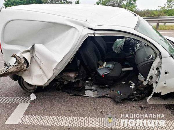 На Полтавщині «Рено Кенго» зіткнувся з відбійником, загинув пасажир