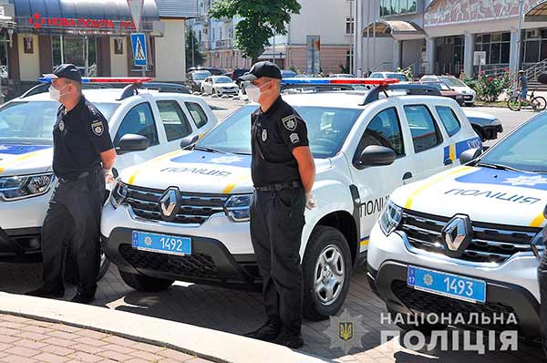 Підрозділи поліції отримали вісім нових службових автомобілів