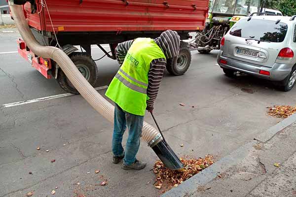 техніка для прибирання вулиць від опалого листя