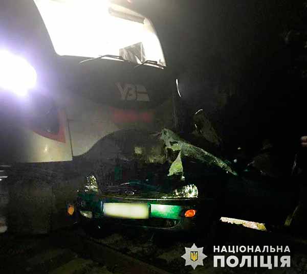 На Полтавщині пасажирський поїзд зіткнувся з автомобілем, водій загину