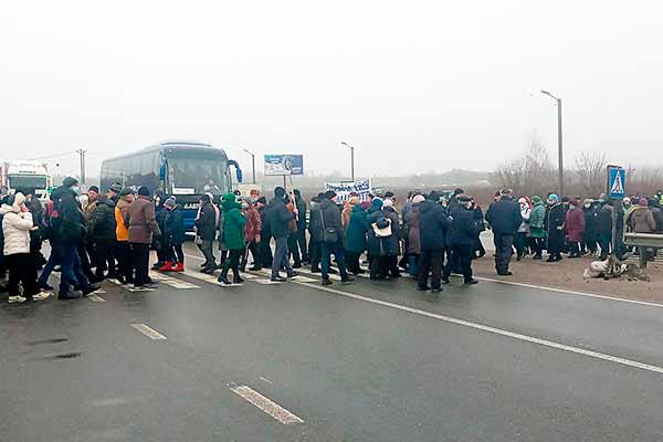 На Полтавщині жителі перекрили трасу Київ-Харків