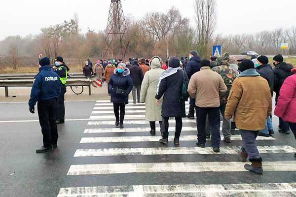 На Полтавщині жителі перекрили трасу Київ-Харків