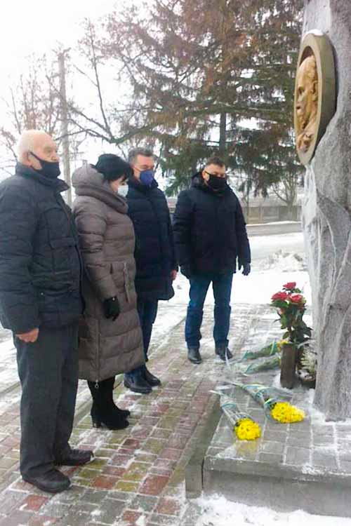 У Гребінці в День Соборності поклали квіти до пам'ятника Т.Шевченку
