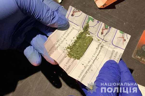 Поліція Полтавщини повідомила про підозру чоловіку за збут наркотиків