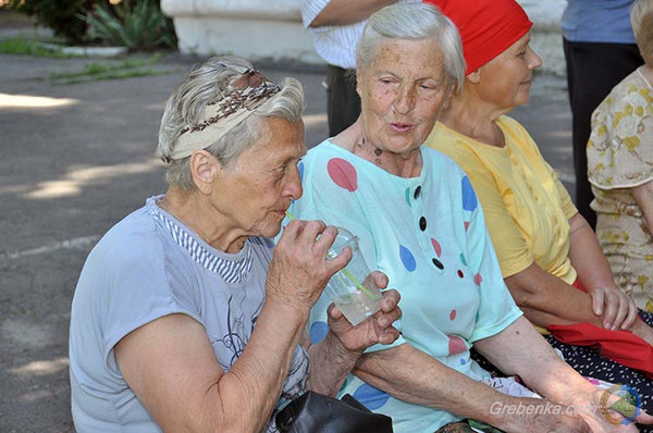 У Гребінці готували прохолодні напої для літніх людей просто неба