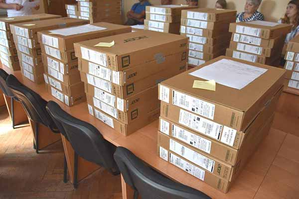 Заклади освіти Пирятинщини отримали 100 ноутбуків