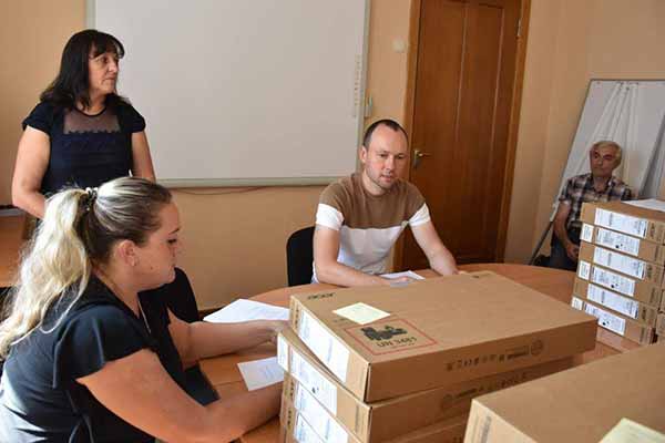 Заклади освіти Пирятинщини отримали 100 ноутбуків