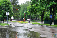 Весняний дощ у Гребінці: місто і парасольки