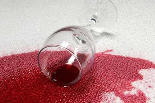 Чем отстирать вино из ткани: 5 методов