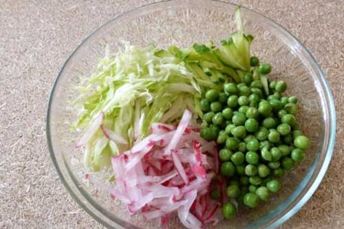 Салат из молодой капусты, редиса и зеленого горошка
