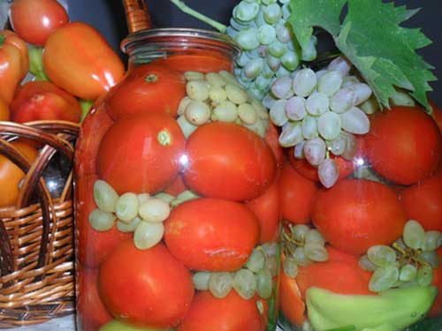 Зимняя заготовка из винограда с помидорами