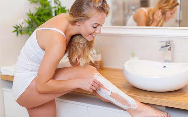 Как правильно брить ноги женщинам без раздражения