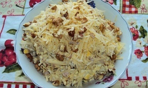 Салат мясной с орехами и сыром