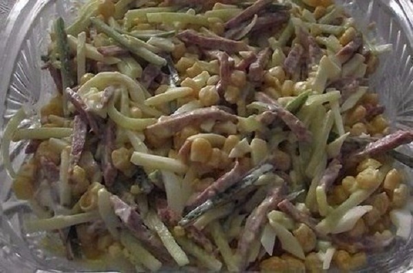 Салат с колбасой и кукурузой