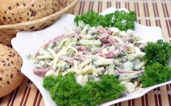 Салат с копченой колбасой и огурцом