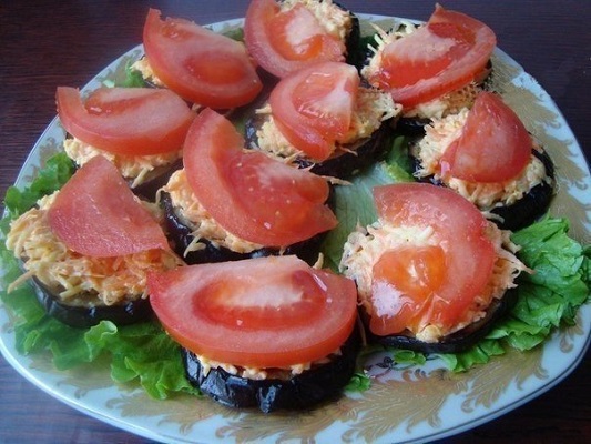 Баклажанная закуска с помидорами и сыром