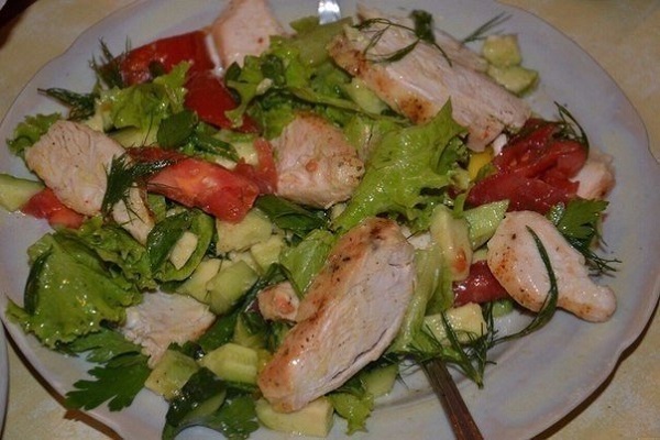 овощной салат с курицей