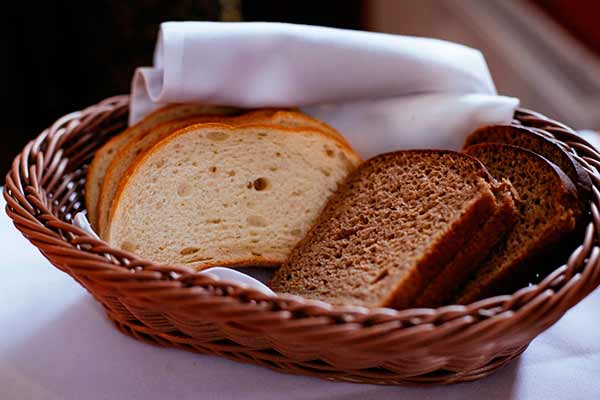 Чорний хліб не можна зберігати разом з білим в жарку погоду