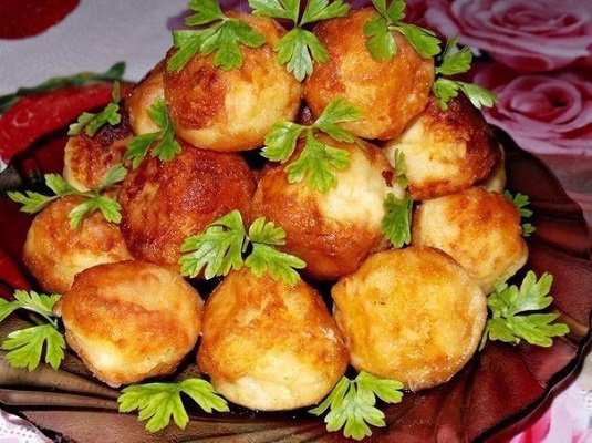 Жареные картофельные шарики с зеленью