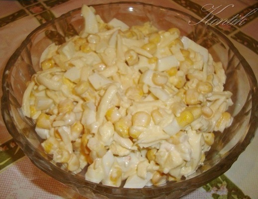 Сырный салат с кукурузой