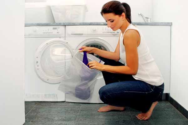 Для машинного прання краще складати білизну в спеціальні мішечки