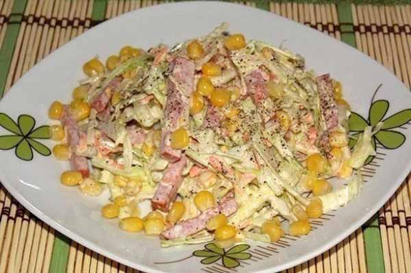 Салат с колбасой и кукурузой