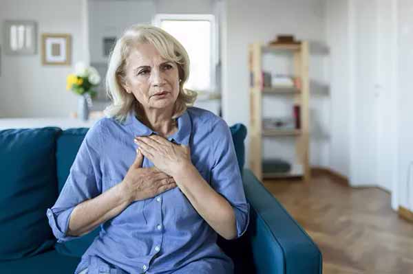 Женщина с учащенным сердцебиением во время менопаузы