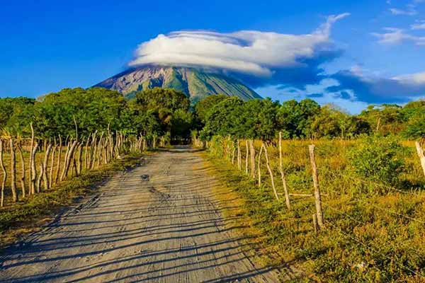 Відпустка в Нікарагуа: краєвид на острові Ометепе з вулканом