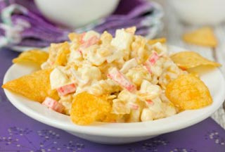 Салат с крабовыми палочками и чипсами