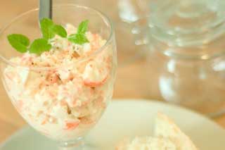 Салат из творога и крабовых палочек