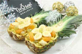 Салат в ананасе