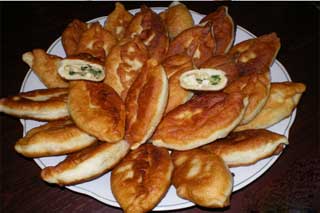 Жареные пирожки с зеленым луком и яйцами