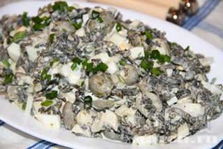 Салат из морской капусты с оливками
