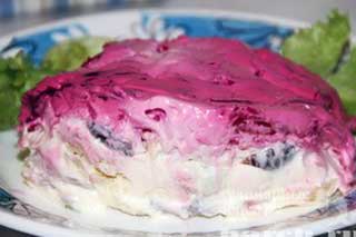 Свекольный салат с сельдью и грибами «Инна»