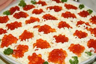 Салат с семгой и икрой «Коралловое покрывало»