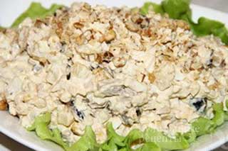 Салат с копченой курицей, ананасами и черносливом «Феномен»