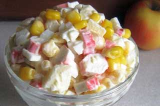 Салат из крабовых палочек с кукурузой и яблоком