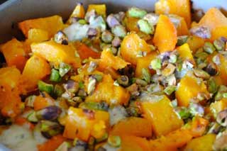 Тыква с голубым сыром и фисташками