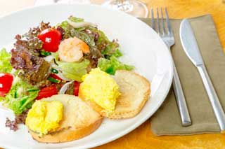 Салат из креветок и ананасов